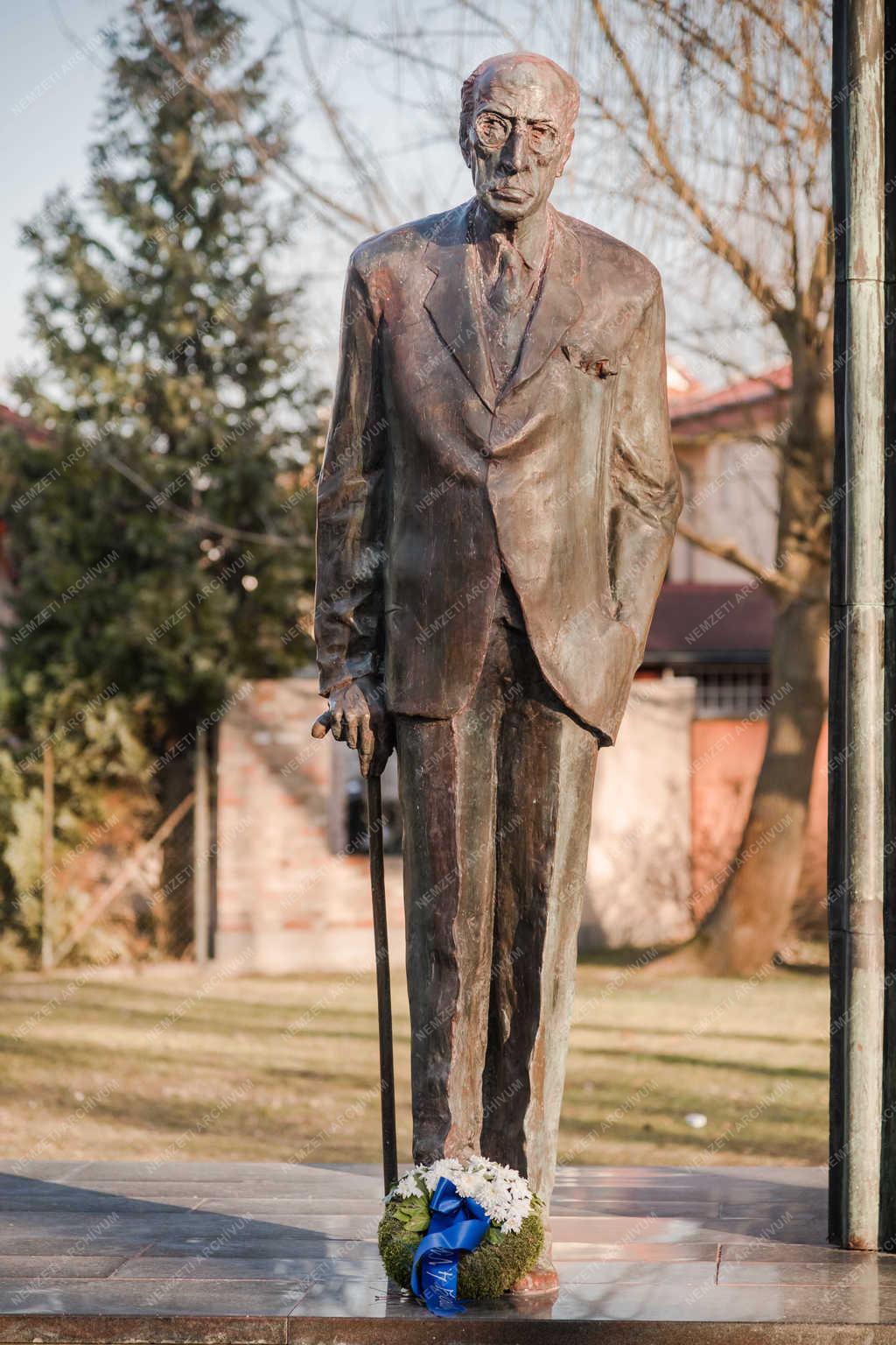 Műalkotás - Balatonszéplak - Károlyi Mihály szobra