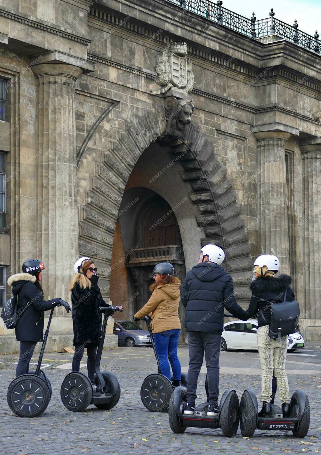 Idegenforgalom - Budapest - Külföldi turista fiatalok az Alagútnál