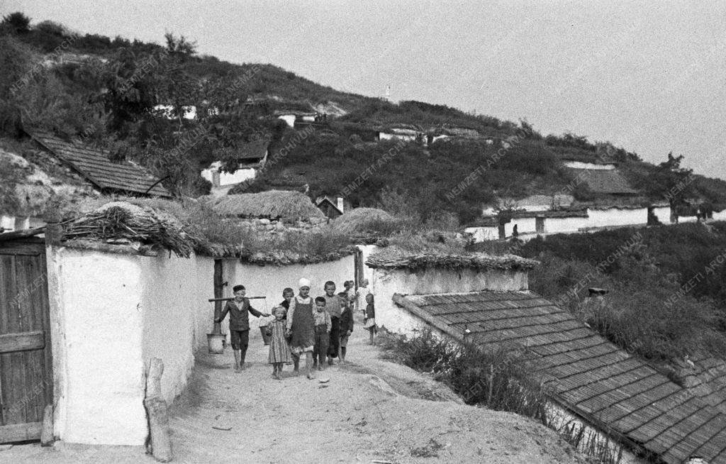 Történelem - Gyerekek és egy asszony Tibolddaróc utcáin