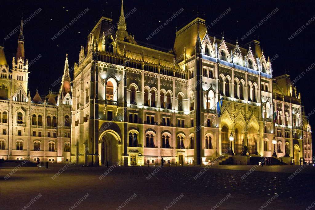 Épület - Budapest - Elkészült a Parlament díszkivilágítása