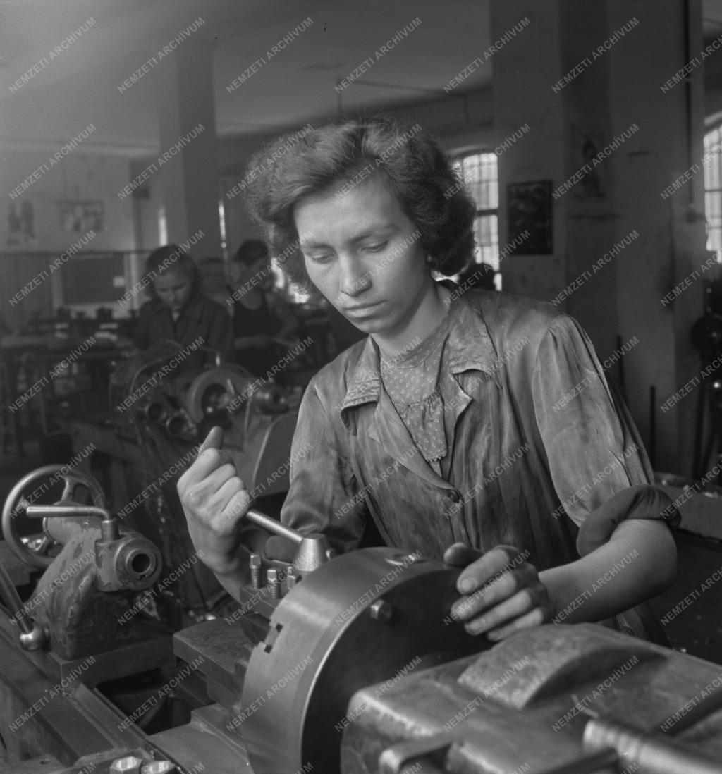 Szakképzés - Fábián Erzsébet esztergályos tanuló