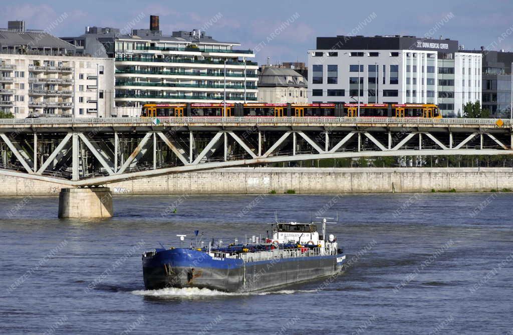 Közlekedés - Budapest - Motoros tartályuszály a Dunán