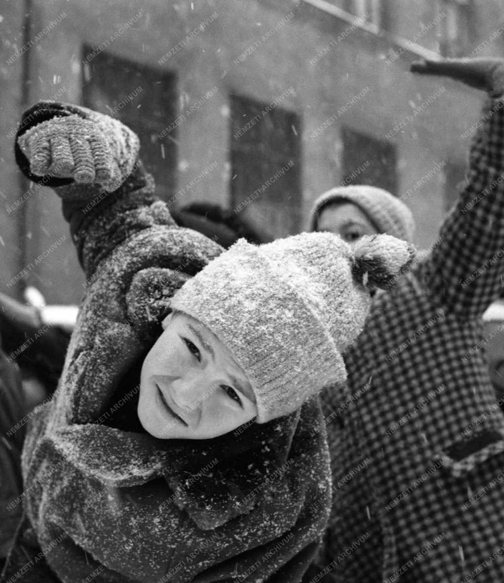 Oktatás - Sport - Téli tornaóra a Fazekas Mihály Gyakorló Általános Iskola és Gimnázium udvarán