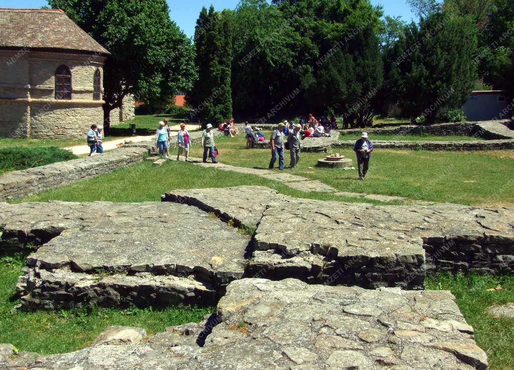 Turizmus - Tata - Látogatók a tatai várban