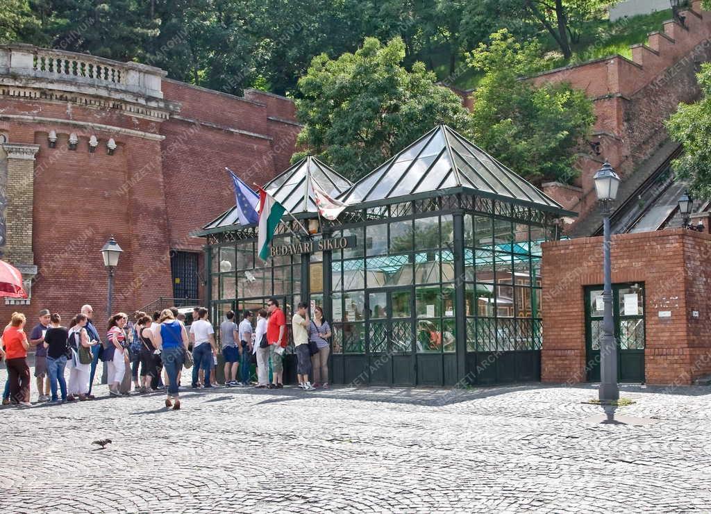 Idegenforgalom - Budapest - Turisták a Budavári Sikló elött