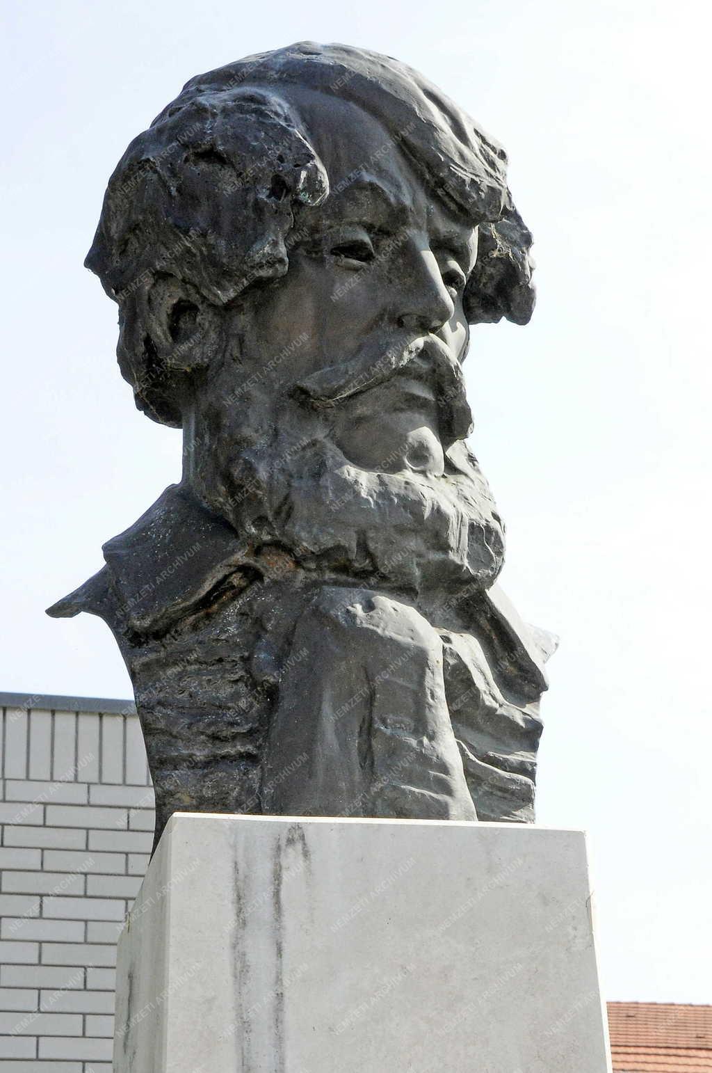 Hévíz - Kossuth szobor