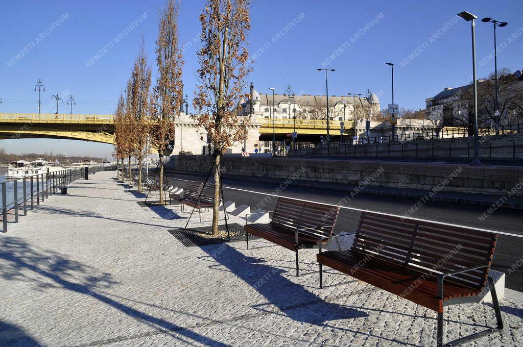 Városkép - Budapest - Gyalogos sétány a Duna pesti alsó rakpartján