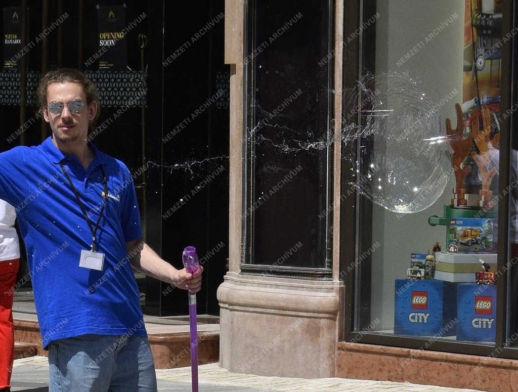 Életkép - Budapest - Játékbolt nyitás