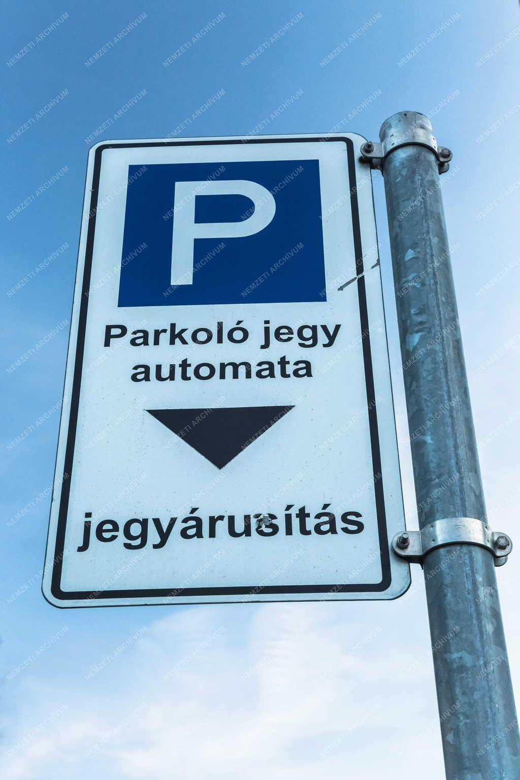 Tárgy - Székesfehérvár - KRESZ-tábla