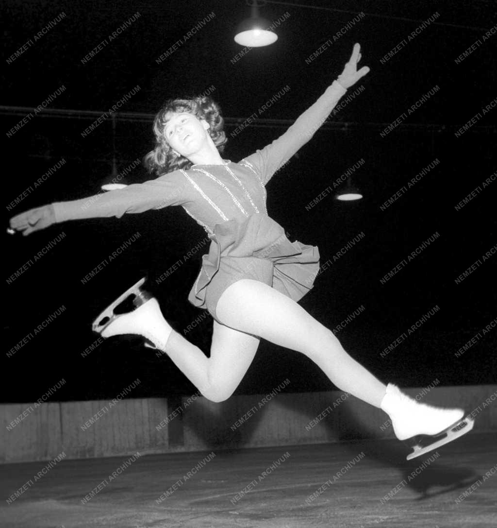 Sport - Műkorcsolya - Almássy Zsuzsa ezüstérmes
