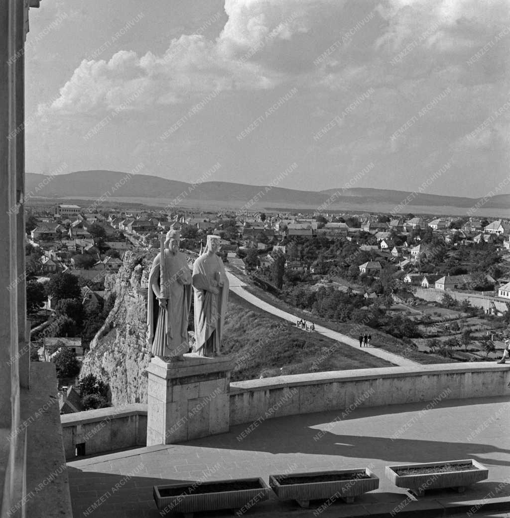 Kultúra - Városkép - Szent István és Gizella szobra Veszprémben