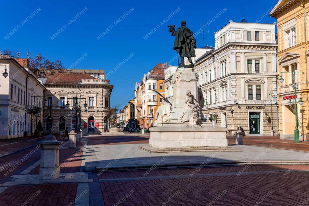 Városkép - Szeged - Kossuth Lajos-emlékszobor a Klauzál téren