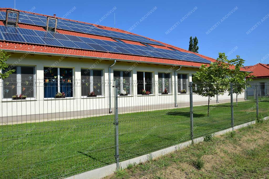 Energia - Napelemek a helvéciai Napvirág Óvoda és Bölcsőde épületén