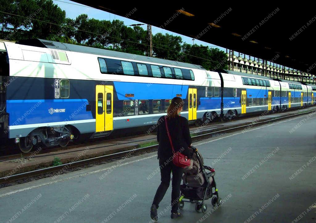 Közlekedés - Budapest - Emeletes korszerű villamos motorvonat