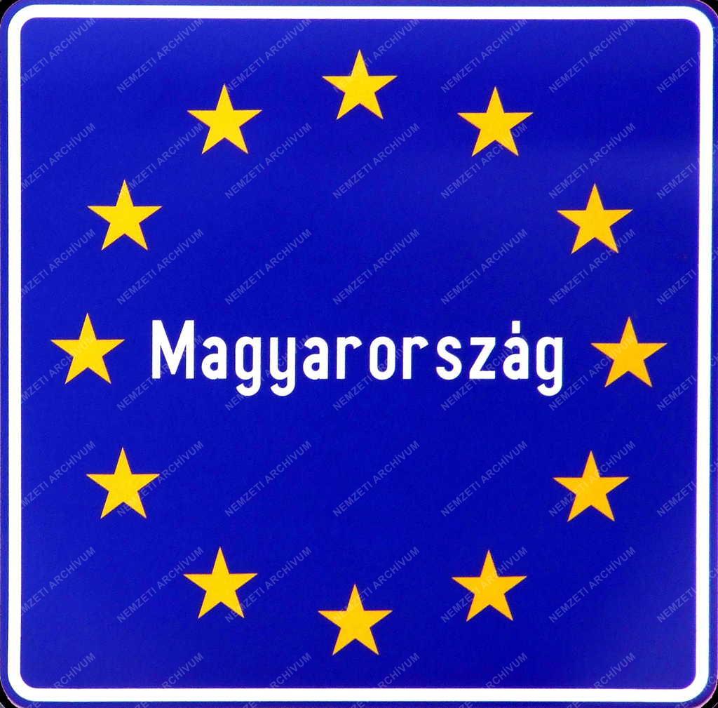 Államjelzések - Esztergom - Államhatárt jelző tábla