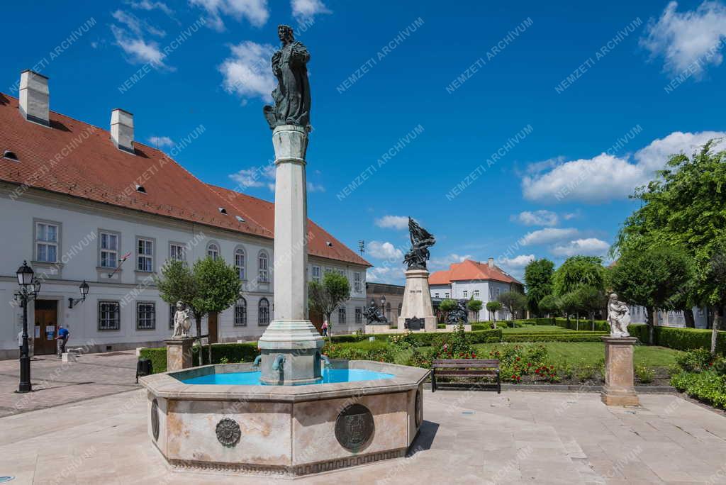 Városkép - Vác - Március 15. tér - Barátság kútja