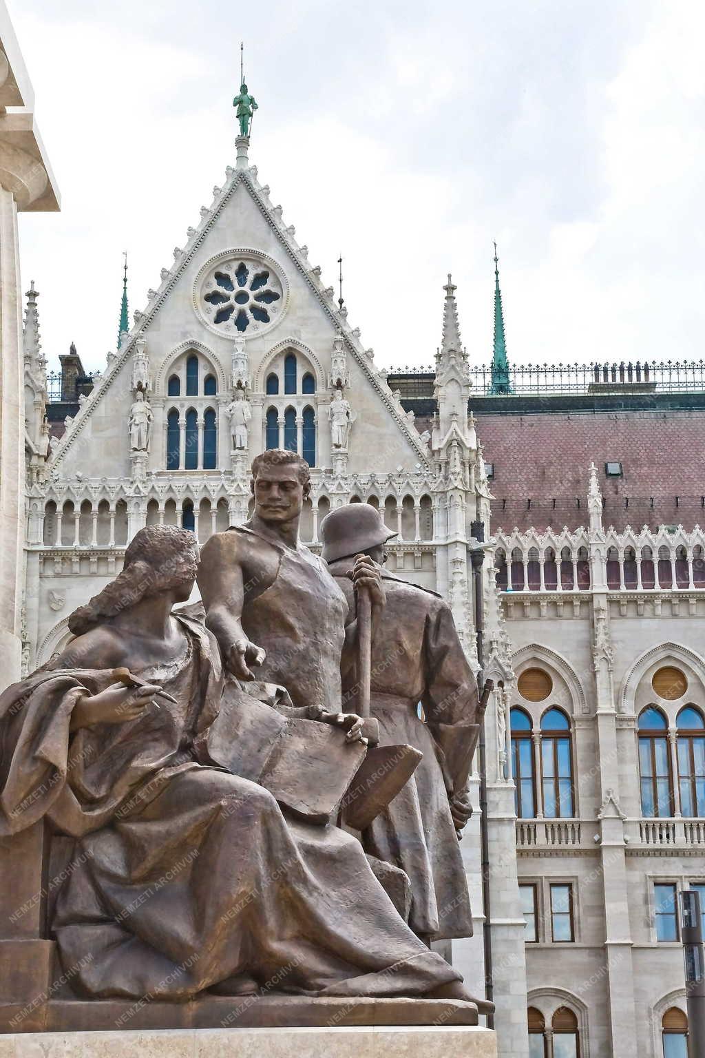 Műalkotás - Budapest -  Tisza István emlékművének részlete