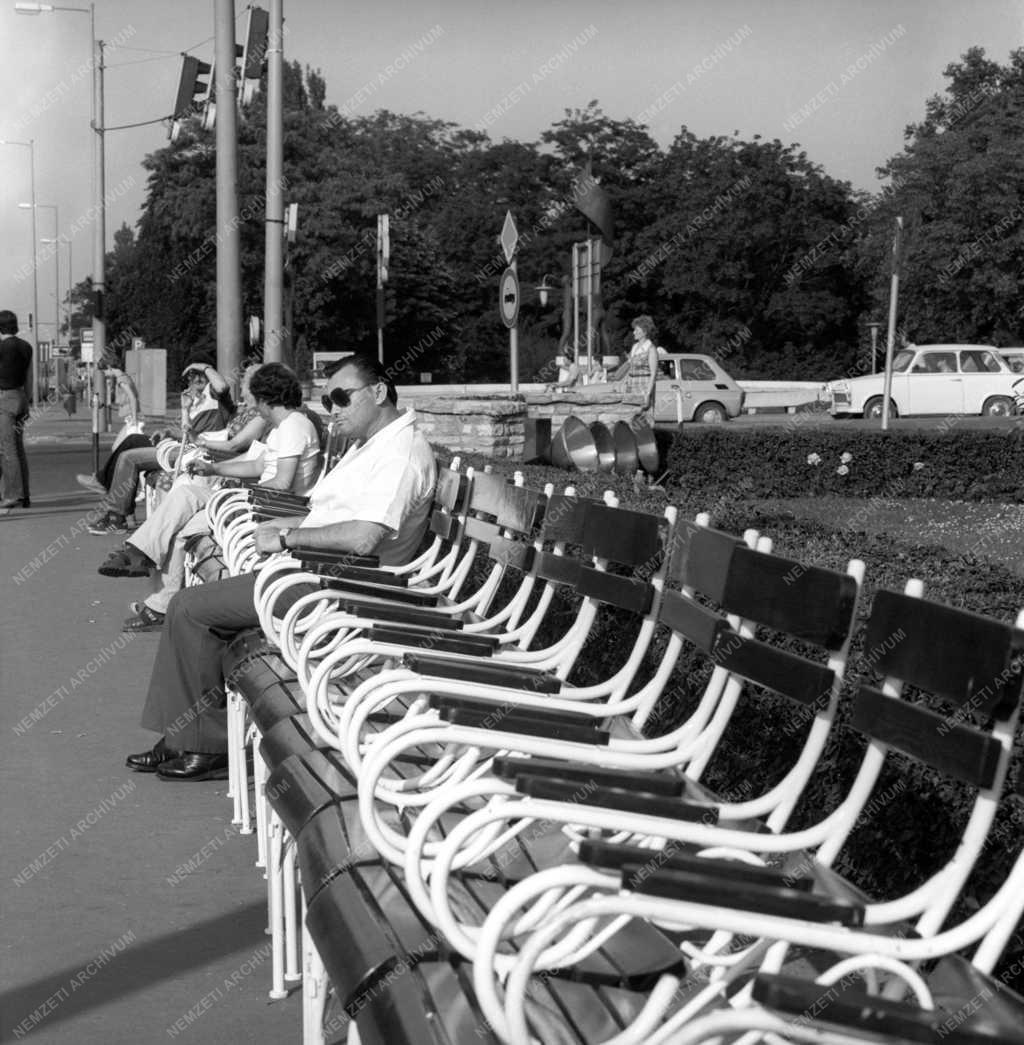 Városkép-életkép - Győri parkban pihenő emberek