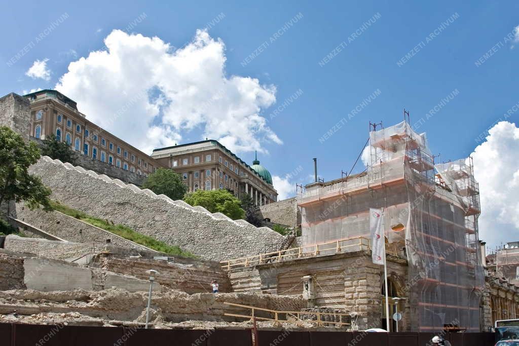 Műemlék - Budapest - Megkezdték a Várbazár felújítását