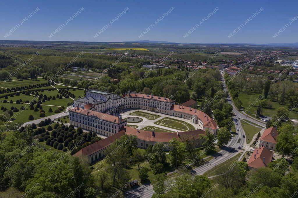 Városkép - Építészet - A fertődi Esterházy-kastély