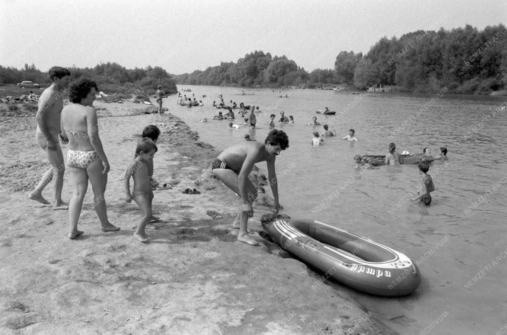 Szabadidő - Ezrek fürdőznek a Körösökön