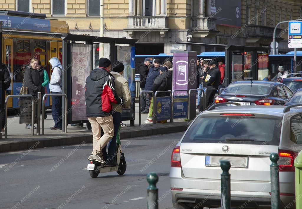 Közlekedés - Elektromos rollerezők a fővárosban