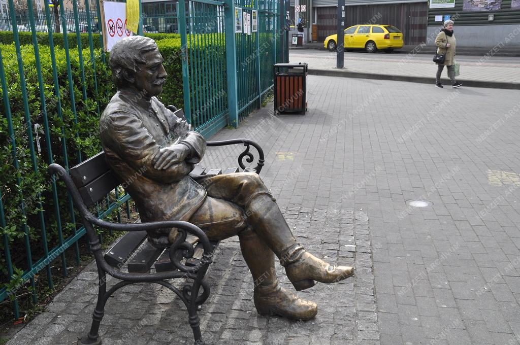 Városkép - Budapest - Teleki László szobra a Teleki téren