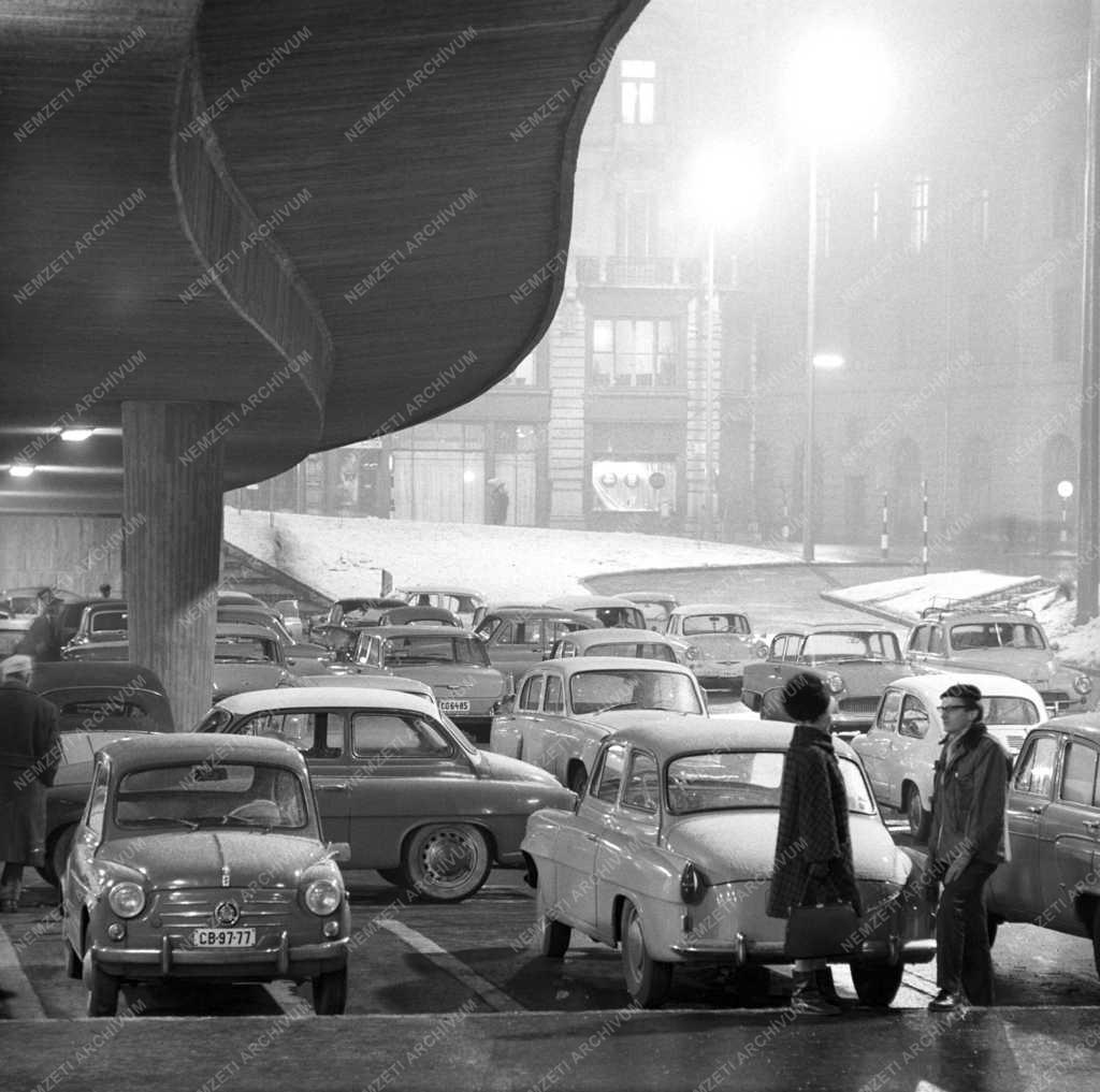 Közlekedés - Parkoló az Erzsébet hídnál