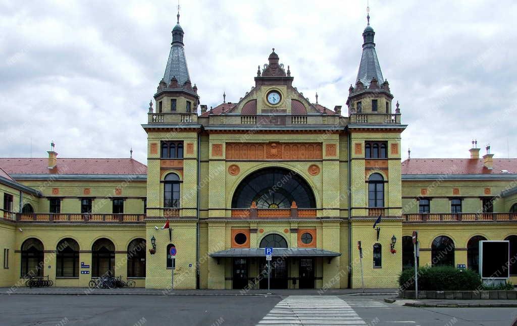 Épület - Pécs - A vasútállomás épülete