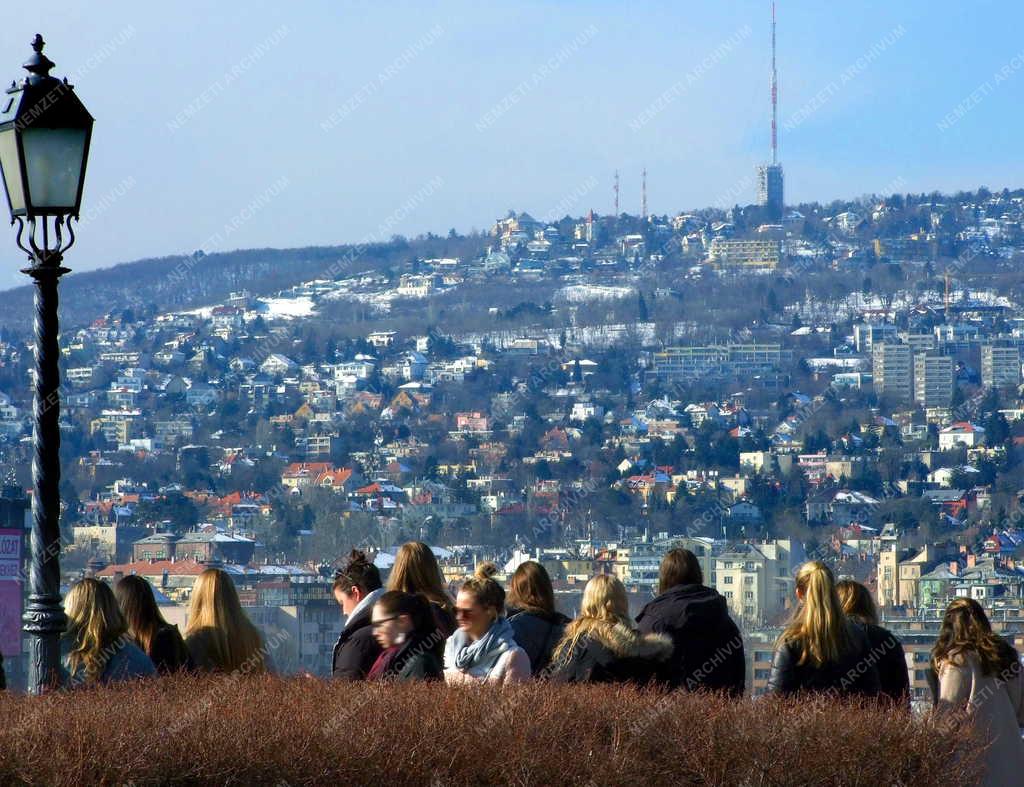 Turizmus  - Budapest - Városnéző fiatalok a Várban