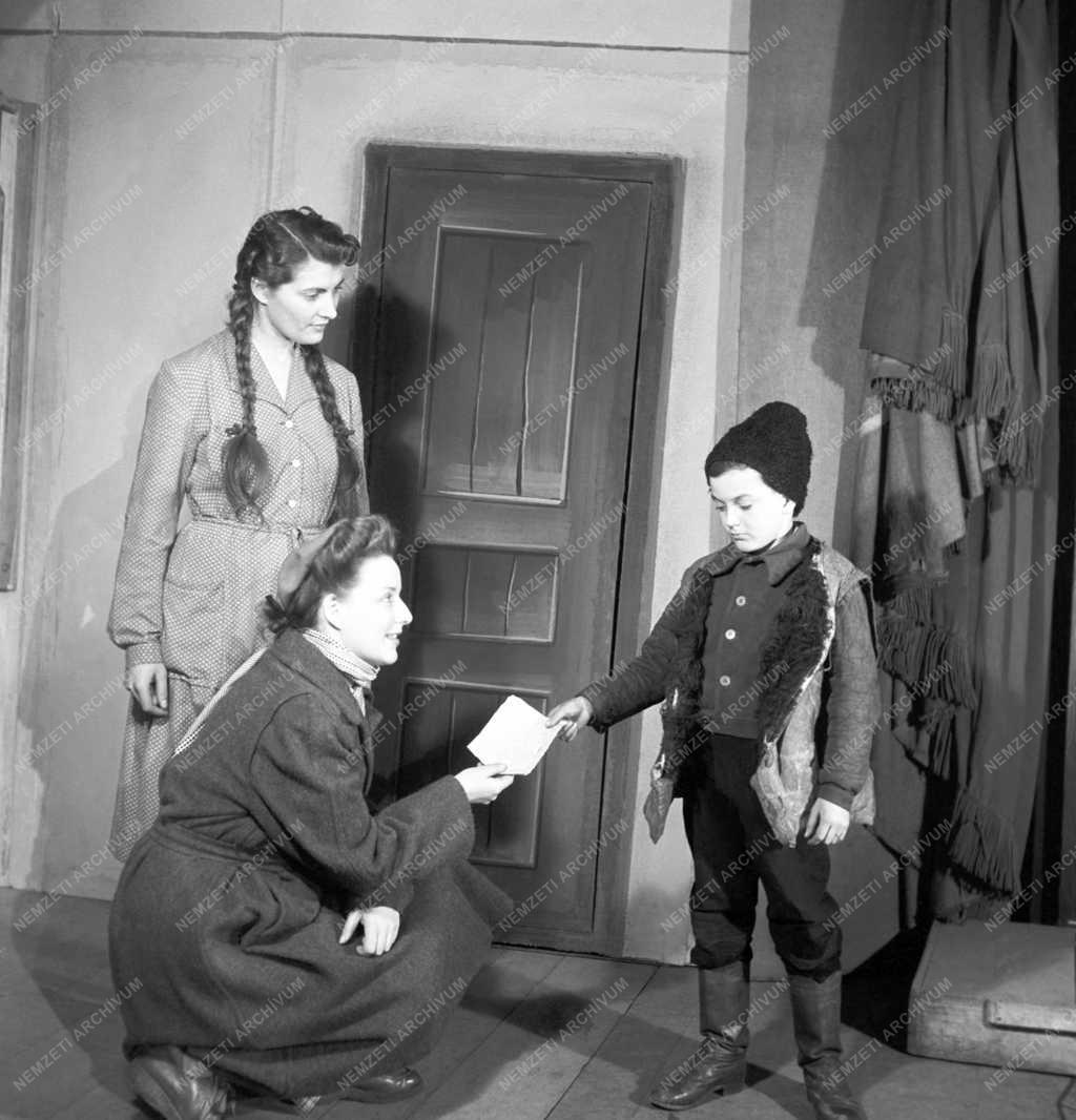 Színház - Állami Déryné Színház - Határszélen