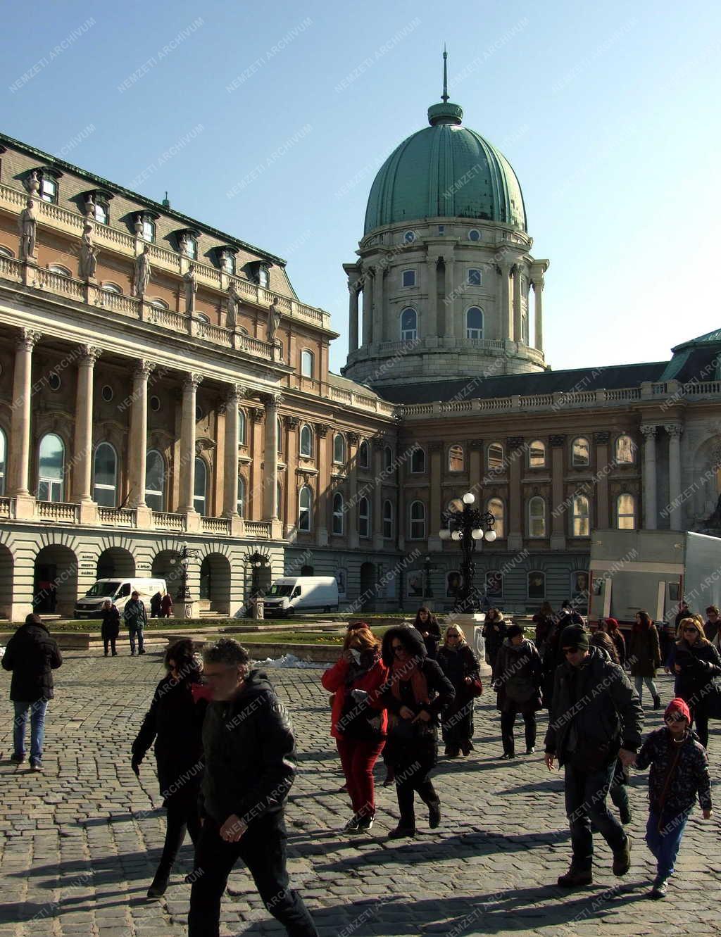 Turizmus - Budapest - Városnézők a Várban