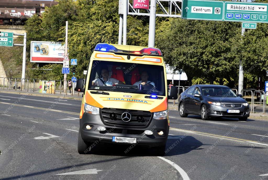 Egészségügy - Budapest - Mentőautó