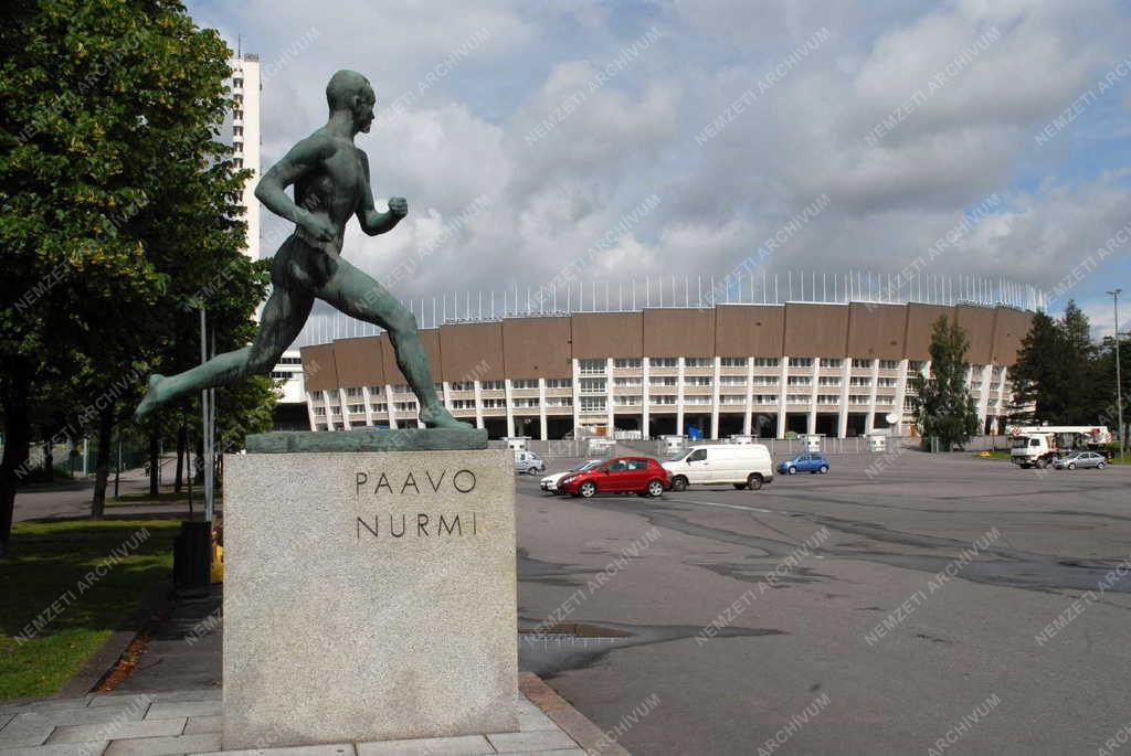 Helsinki - Nurmi szobra az Olimpiai Stadion előtt