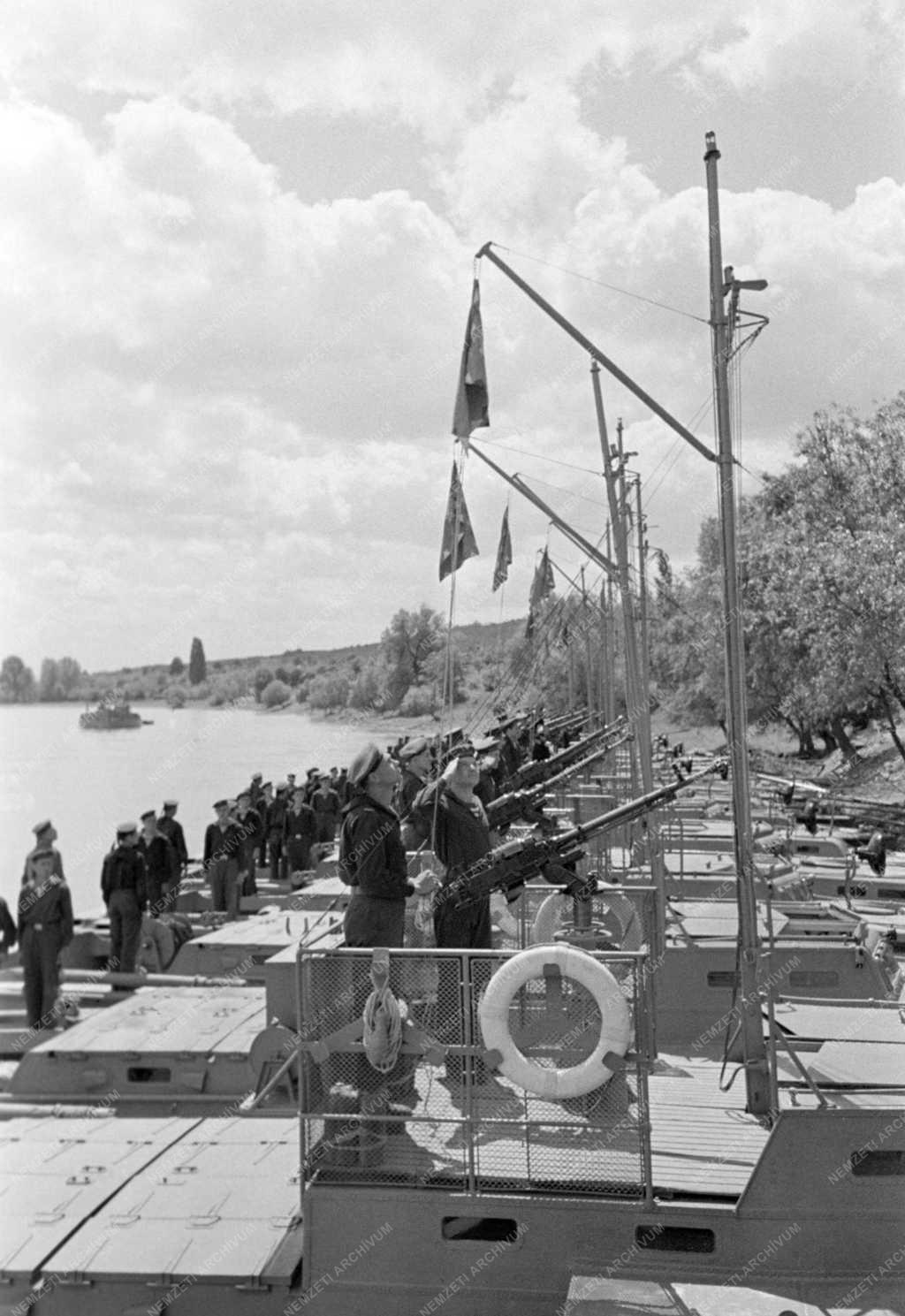 Belpolitika - Zászlófelvonás a flottillánál