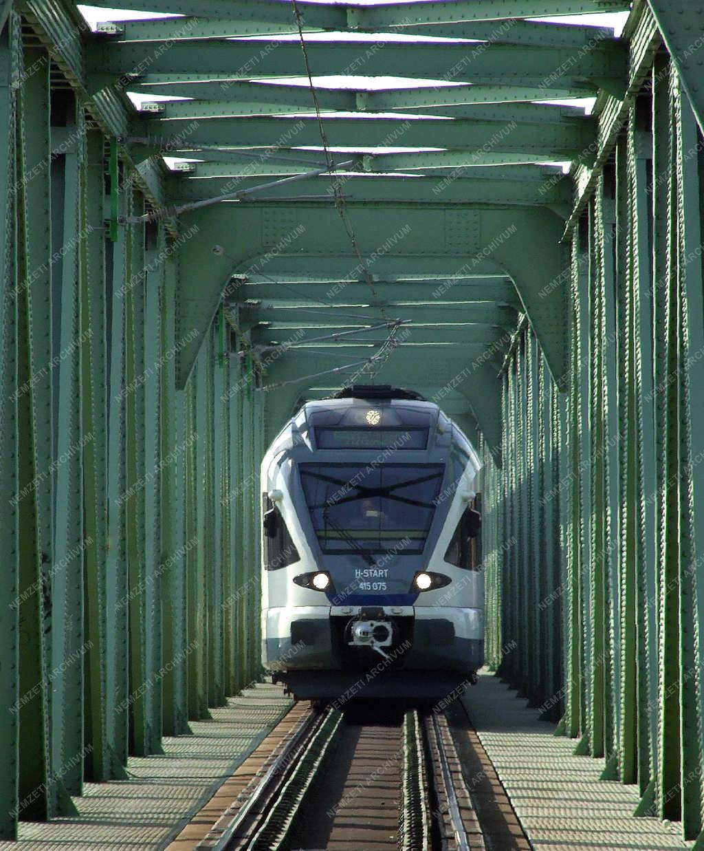 Közlekedés - Budapest - Modern vonat jár Esztergomba
