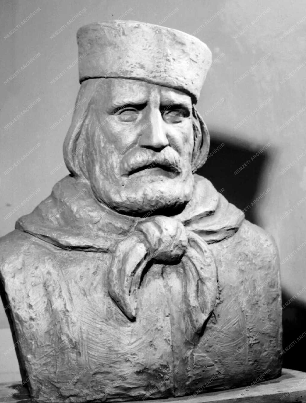Kultúra - Szobrászat - Garibaldi szobor