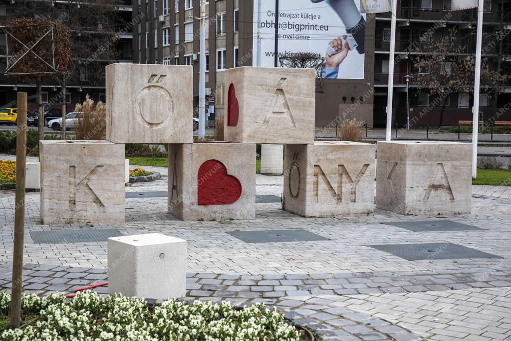Városkép - Budapest - KŐBÁNYA betűivel díszített térplasztika
