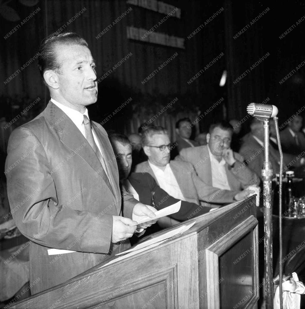 Kultúra - Díszelőadás a Magyar Néphadsereg Színházában