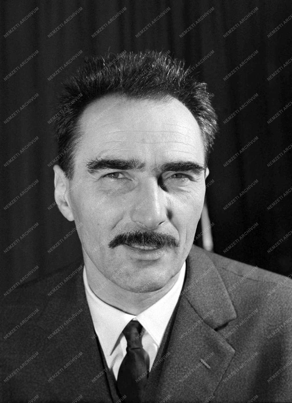 Kultúra - Személy - Varga Imre szobrászművész