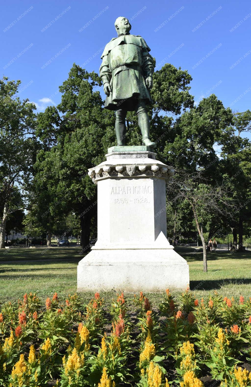 Városkép - Budapest - Városliget - Alpár Ignác szobra