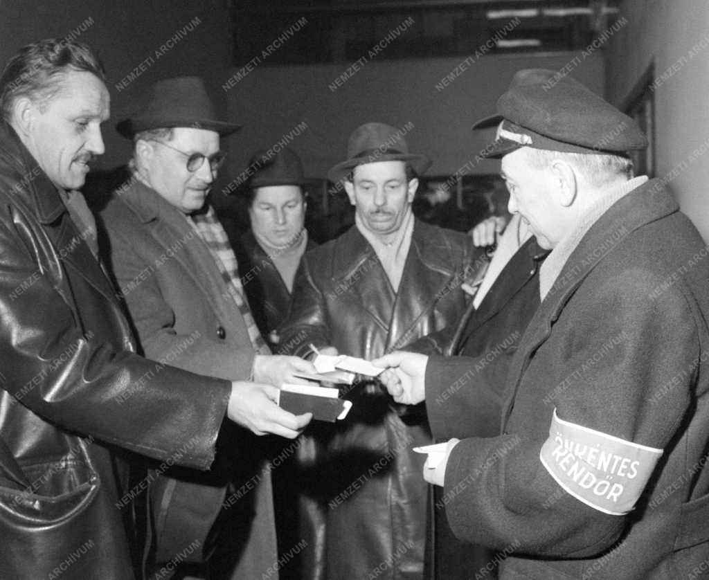 Közlekedés - Balesetelhárítási ankétok a gépkocsivezetőknek