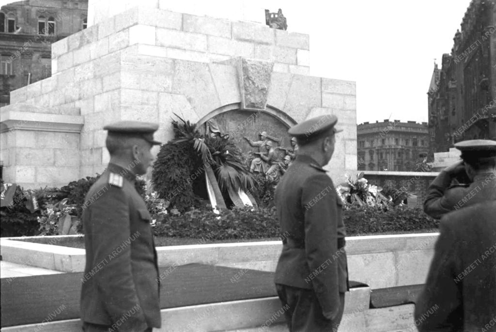 Ünnep - Az első szabad Május 1. - Szovjet Hősi Emlékmű avatás a Szabadság téren