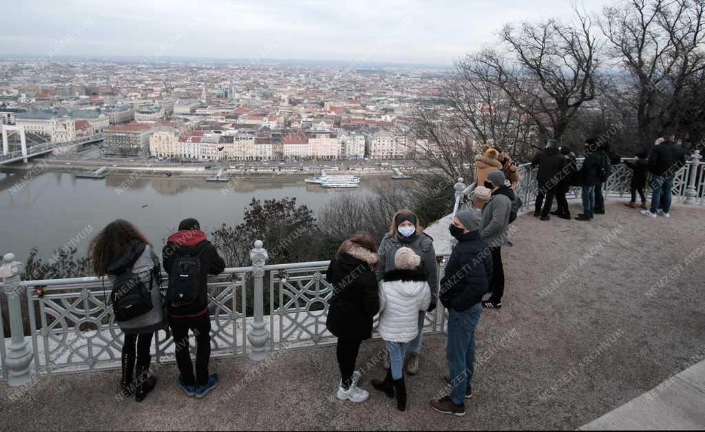 Turizmus - Budapest - Turisták a Gellért-hegyen