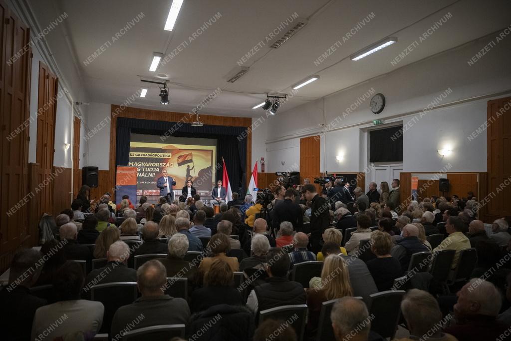 A Fidesz nemzeti konzultációs országjárásának pátyi állomása