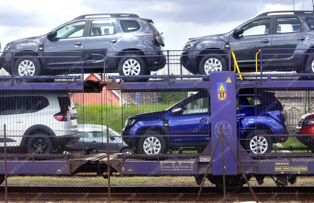 Közlekedés - Bicske - Új személyautók vasúti szállítása