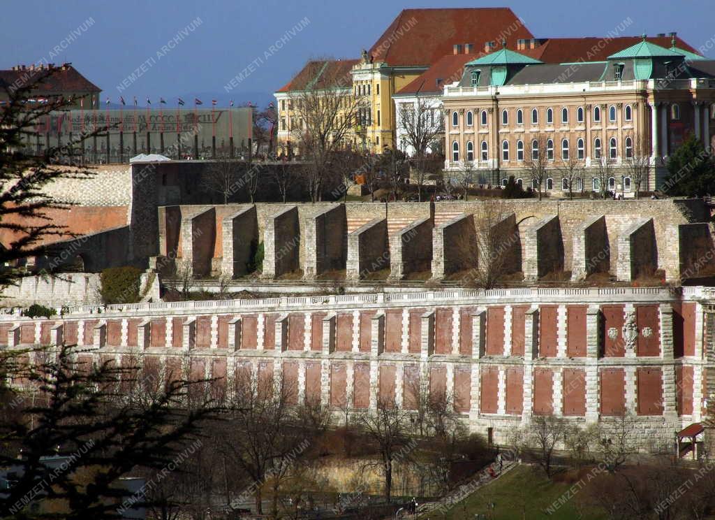 Táj, város - Budapest - A budai várfal részlete