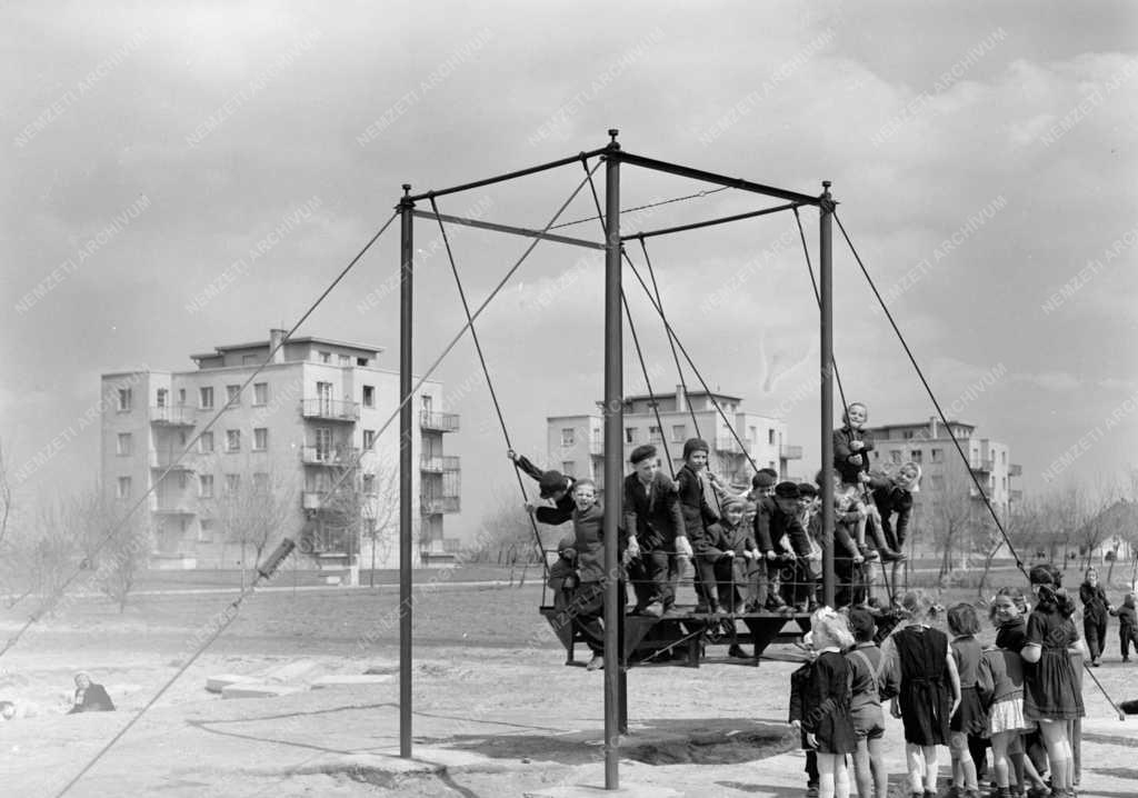 Szabadidő - Almásfüzitői játszótér