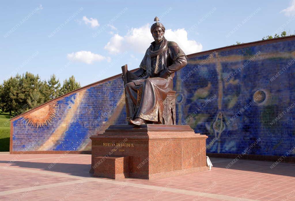 Üzbegisztán - Szamarkand - Ulugbeg szobra