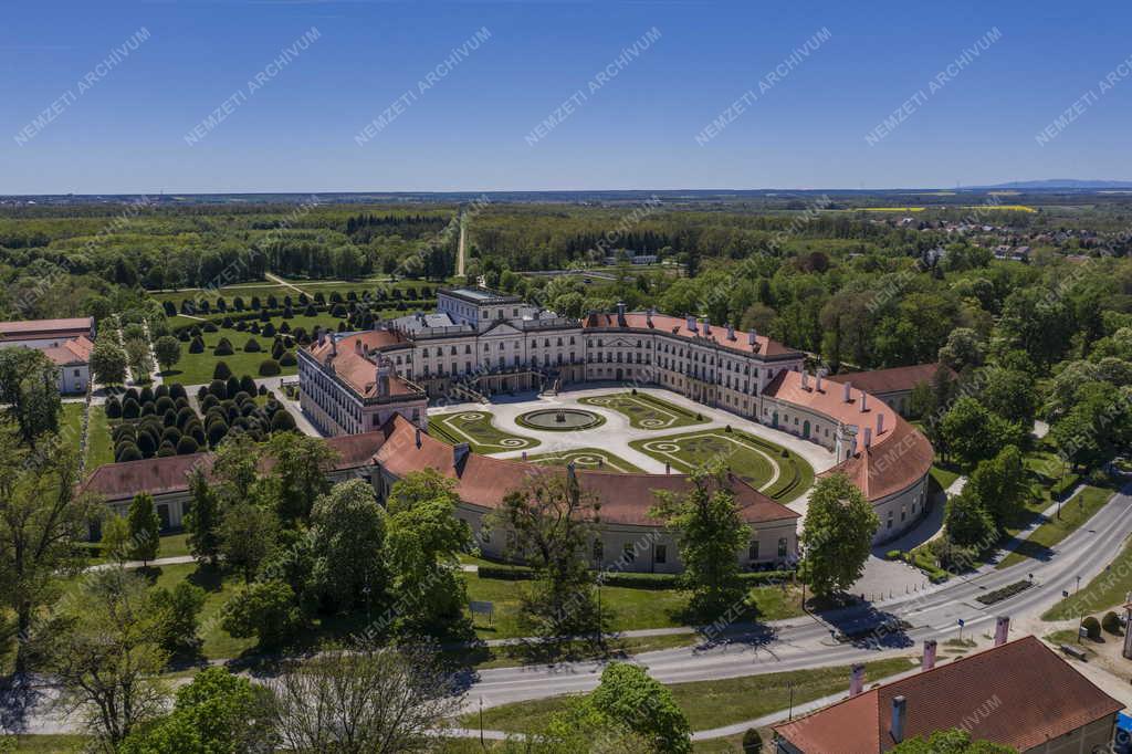Városkép - Építészet - A fertődi Esterházy-kastély